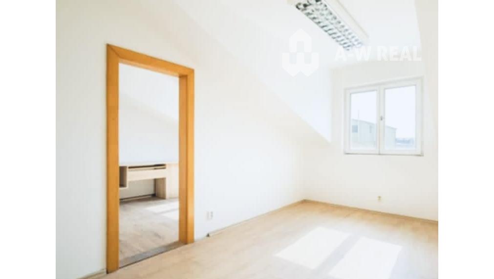 Viacúčelová budova v severnej časti mesta.