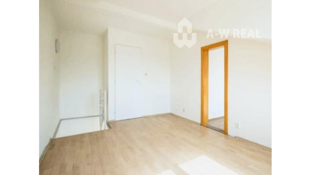 Viacúčelová budova v severnej časti mesta.