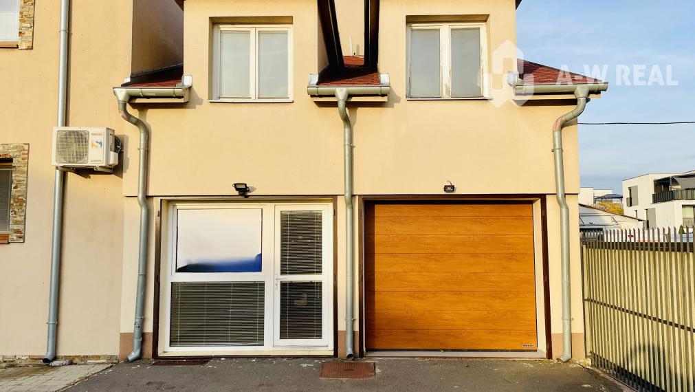 Viacúčelová budova v severnej časti mesta.