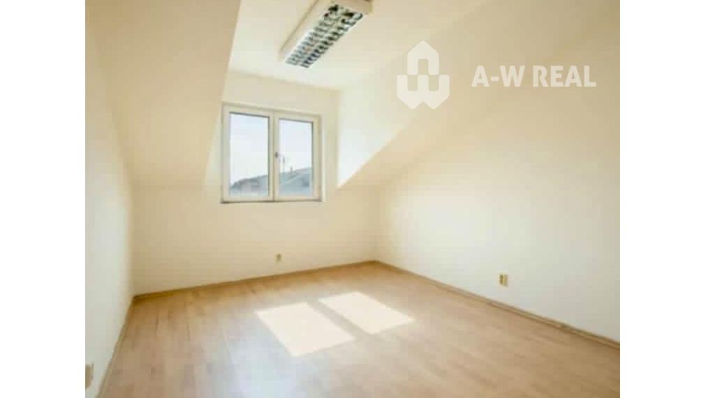 Viacúčelová budova v severnej časti mesta.