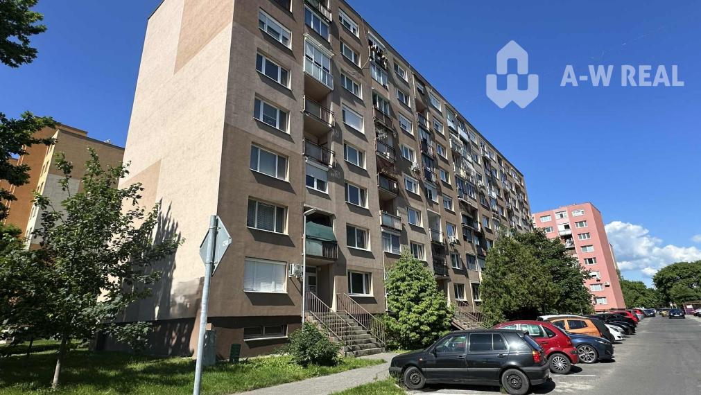 Na predaj 3 izbový byt na 2 poschodí s výťahom za priateľskú cenu v DS na Nám. Priateľstva 118 000,-€