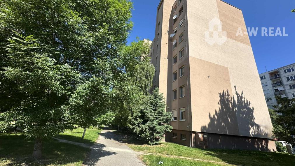 Na predaj 3 izbový byt na 2 poschodí s výťahom za priateľskú cenu v DS na Nám. Priateľstva 118 000,-€