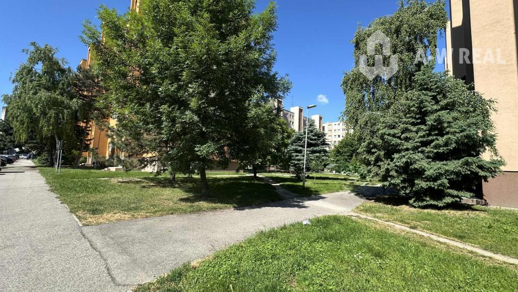 Na predaj 3 izbový byt na 2 poschodí s výťahom za priateľskú cenu v DS na Nám. Priateľstva 118 000,-€