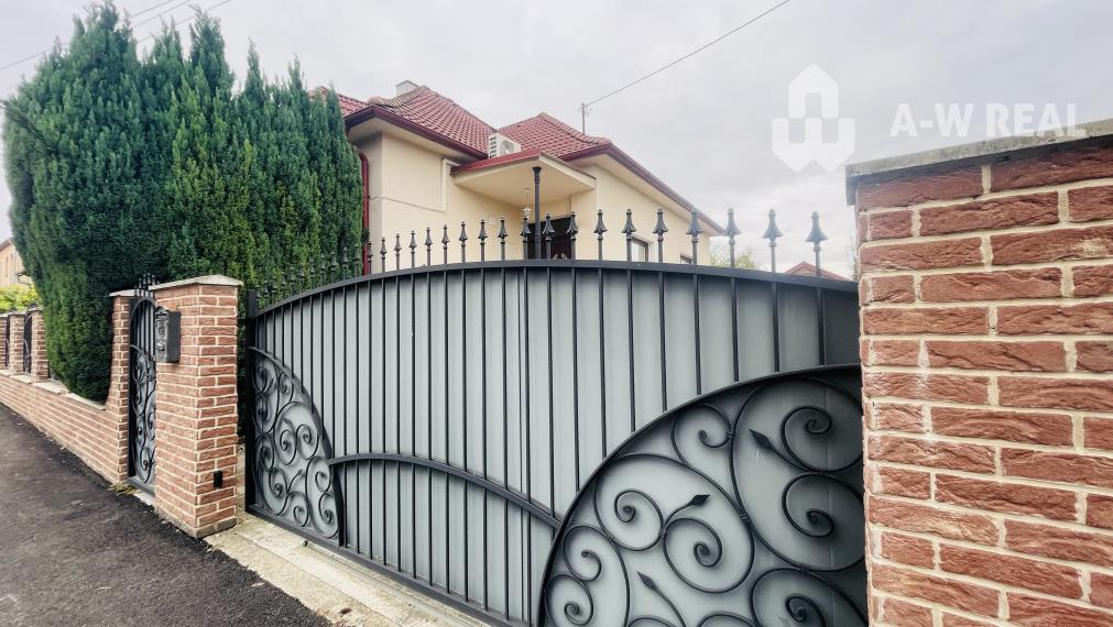 A-W REAL | KOMPLETNE PREROBENÝ RODINNÝ DOM NA PREDAJ V KĽUDNEJ ČASTI MESTA