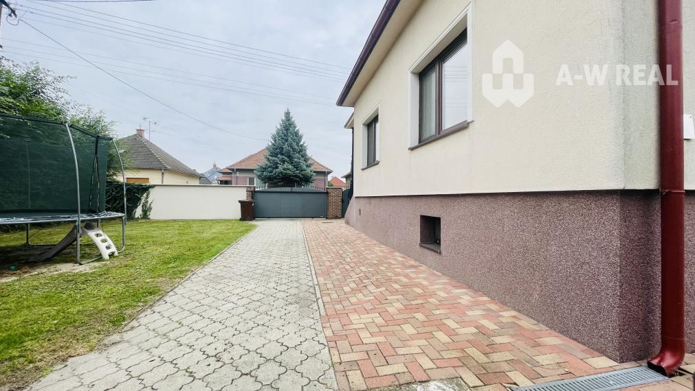 A-W REAL | KOMPLETNE PREROBENÝ RODINNÝ DOM NA PREDAJ V KĽUDNEJ ČASTI MESTA