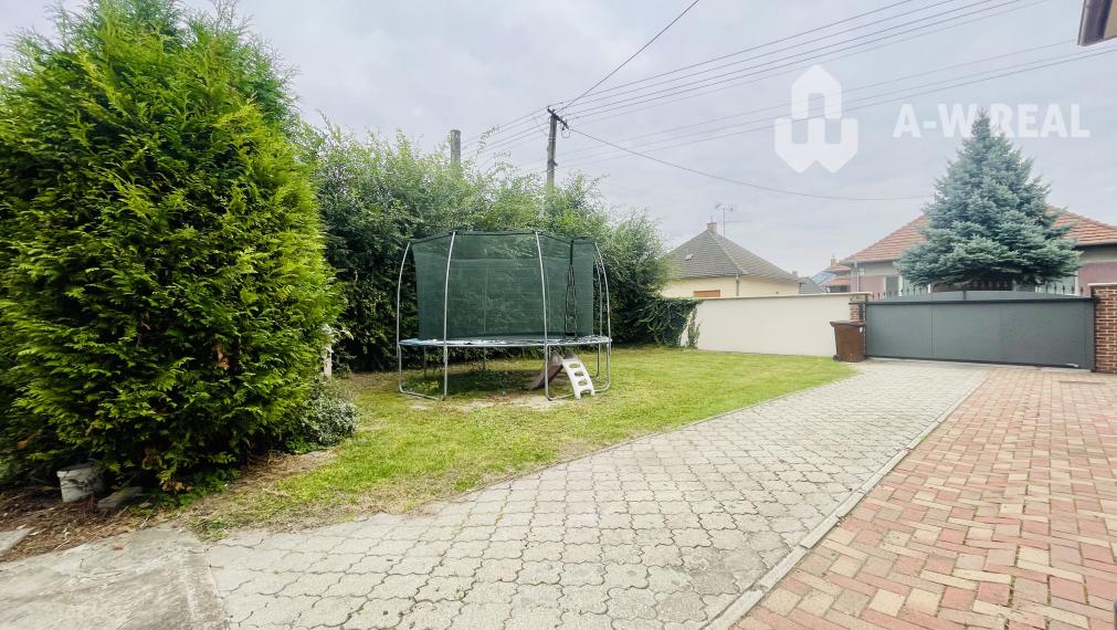 A-W REAL | KOMPLETNE PREROBENÝ RODINNÝ DOM NA PREDAJ V KĽUDNEJ ČASTI MESTA