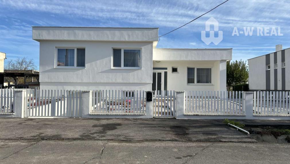 Ůžasný rodinný dom v obci Trstice.