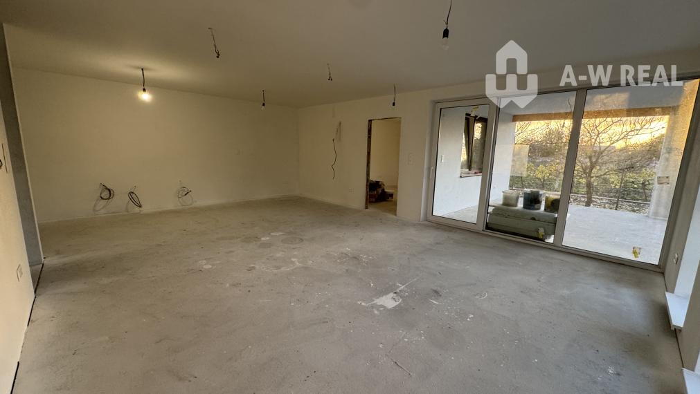 VEĽKÝ MEDER -Dvojdom- 4izbová bytová jednotka