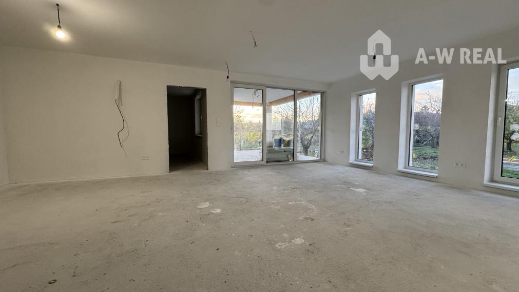 VEĽKÝ MEDER -Dvojdom- 4izbová bytová jednotka