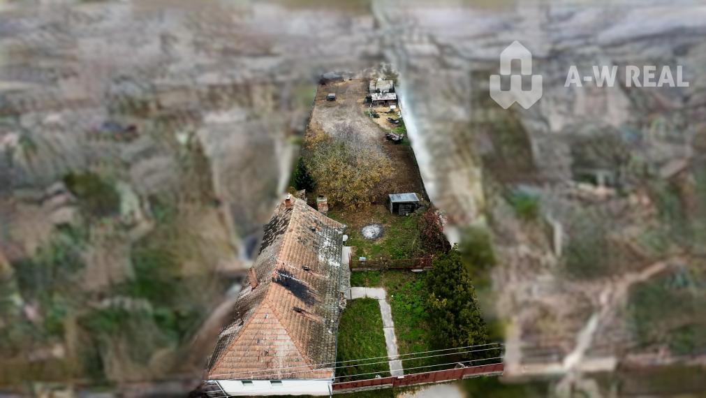 VRAKÚŇ – STARÝ RODINNÝ DOM NA PREDAJ S VEĽKÝM POZEMKOM - 18 ÁROV