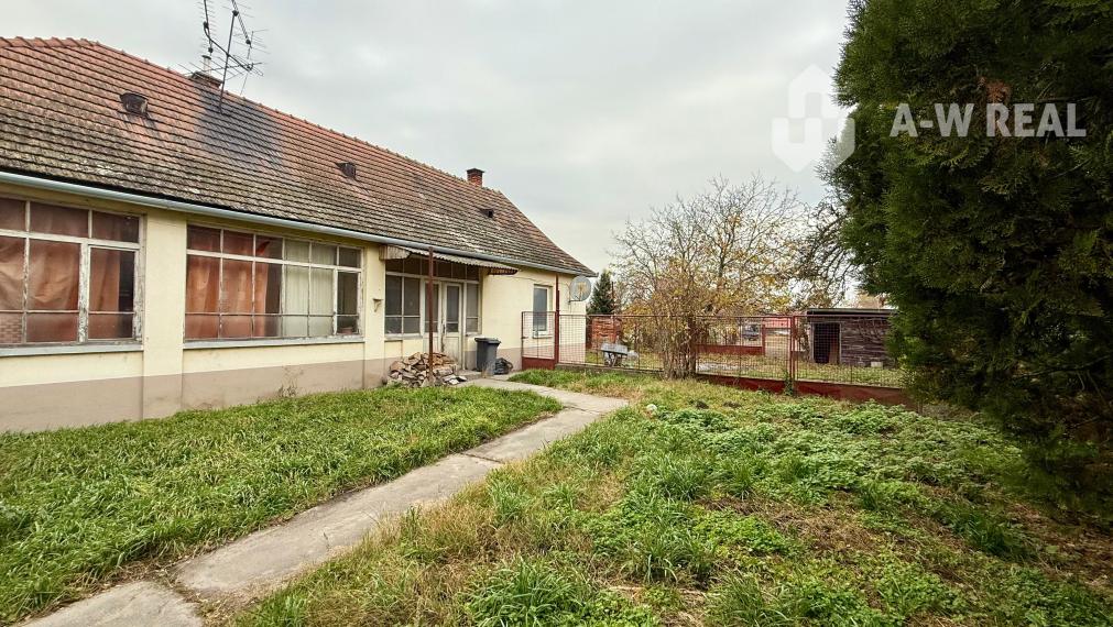 VRAKÚŇ –VEĽKÝ STAVEBNÝ POZEMOK (18 ÁROV) SO STARÝM RODINNÝM DOMOM NA PREDAJ