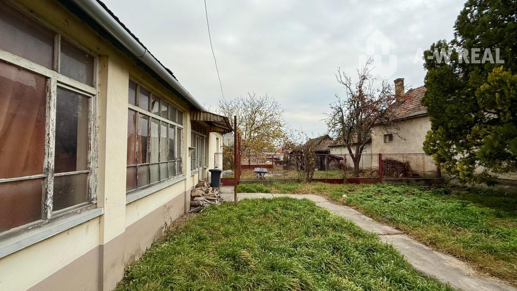 VRAKÚŇ –VEĽKÝ STAVEBNÝ POZEMOK (18 ÁROV) SO STARÝM RODINNÝM DOMOM NA PREDAJ