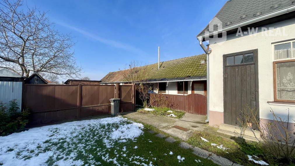 VRAKÚŇ –VEĽKÝ STAVEBNÝ POZEMOK (24 ÁROV) SO STARÝM RODINNÝM DOMOM NA PREDAJ