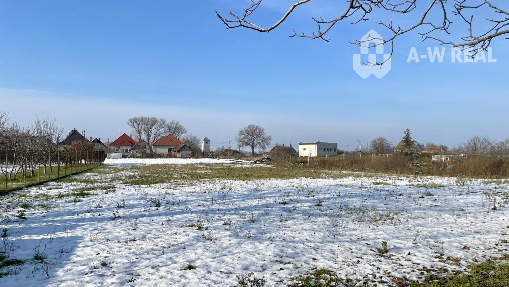 VRAKÚŇ –VEĽKÝ STAVEBNÝ POZEMOK (24 ÁROV) SO STARÝM RODINNÝM DOMOM NA PREDAJ