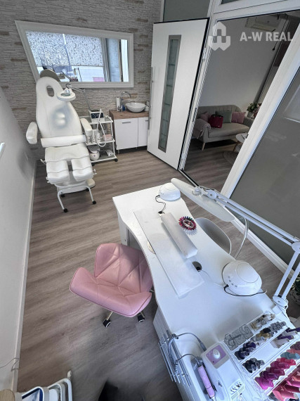 0918197701- Na prenájom kompletne zariadený a funkčný salón manikúry a pedikúry v centre mesta DS s 3 parkovacími miestami