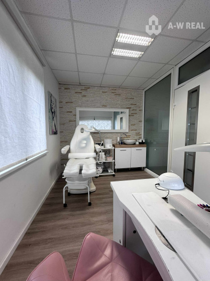 0918197701- Na prenájom kompletne zariadený a funkčný salón manikúry a pedikúry v centre mesta DS s 3 parkovacími miestami