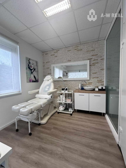 0918197701- Na prenájom kompletne zariadený a funkčný salón manikúry a pedikúry v centre mesta DS s 3 parkovacími miestami