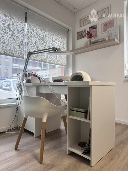 0918197701- Na prenájom kompletne zariadený a funkčný salón manikúry a pedikúry v centre mesta DS s 3 parkovacími miestami