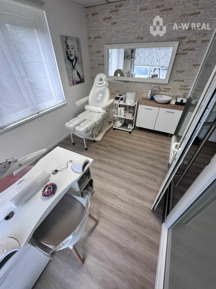 0918197701- Na prenájom kompletne zariadený a funkčný salón manikúry a pedikúry v centre mesta DS s 3 parkovacími miestami