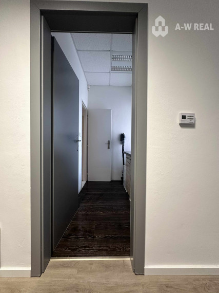 0918197701- Na prenájom kompletne zariadený a funkčný salón manikúry a pedikúry v centre mesta DS s 3 parkovacími miestami