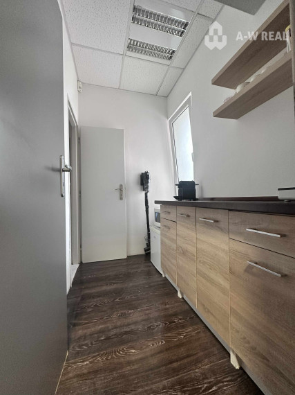 0918197701- Na prenájom kompletne zariadený a funkčný salón manikúry a pedikúry v centre mesta DS s 3 parkovacími miestami