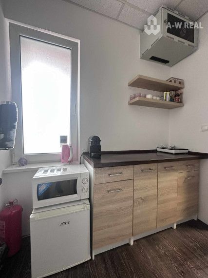 0918197701- Na prenájom kompletne zariadený a funkčný salón manikúry a pedikúry v centre mesta DS s 3 parkovacími miestami