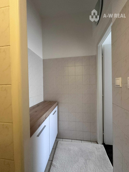 0918197701- Na prenájom kompletne zariadený a funkčný salón manikúry a pedikúry v centre mesta DS s 3 parkovacími miestami