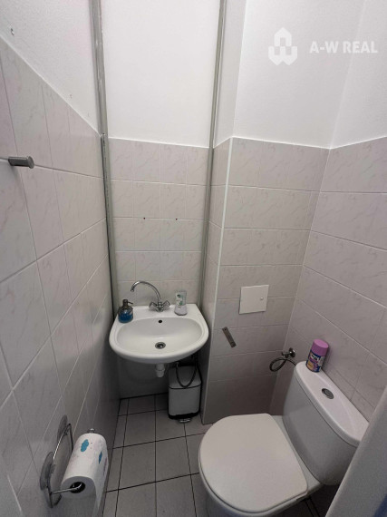 0918197701- Na prenájom kompletne zariadený a funkčný salón manikúry a pedikúry v centre mesta DS s 3 parkovacími miestami