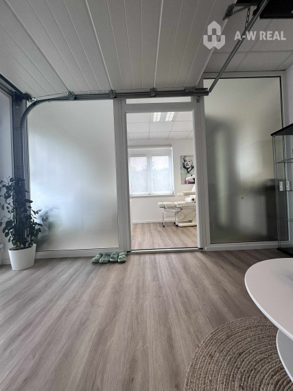 0918197701- Na prenájom kompletne zariadený a funkčný salón manikúry a pedikúry v centre mesta DS s 3 parkovacími miestami