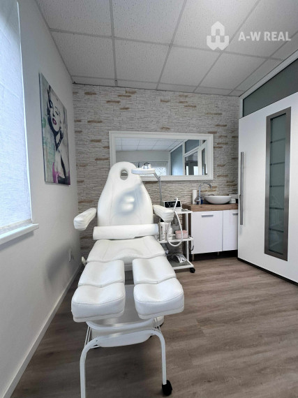 0918197701- Na prenájom kompletne zariadený a funkčný salón manikúry a pedikúry v centre mesta DS s 3 parkovacími miestami
