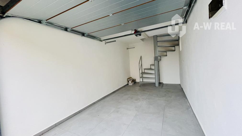 Viacúčelová budova v severnej časti mesta.