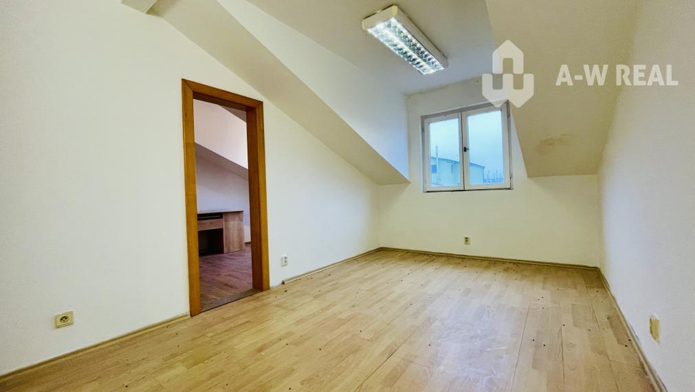 Viacúčelová budova v severnej časti mesta.