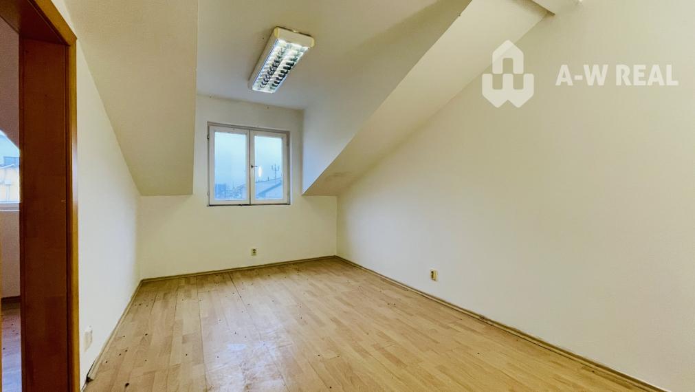 Viacúčelová budova v severnej časti mesta.