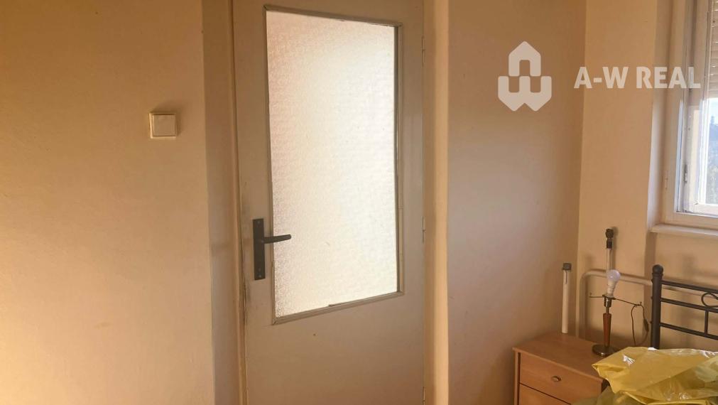 REZERVOVANÉ  0918197701 - Na predaj poschodový rodinný dom v pôvodnom stave v obci Vydrany