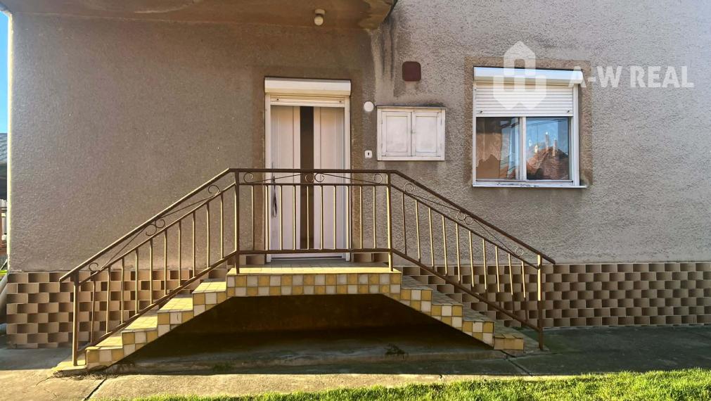 REZERVOVANÉ  0918197701 - Na predaj poschodový rodinný dom v pôvodnom stave v obci Vydrany