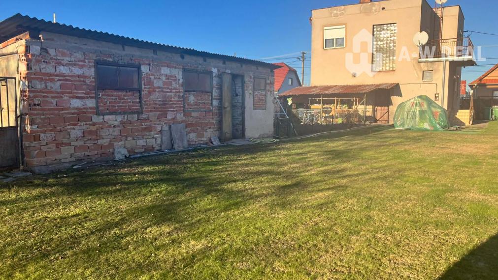 REZERVOVANÉ  0918197701 - Na predaj poschodový rodinný dom v pôvodnom stave v obci Vydrany