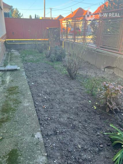 REZERVOVANÉ  0918197701 - Na predaj poschodový rodinný dom v pôvodnom stave v obci Vydrany