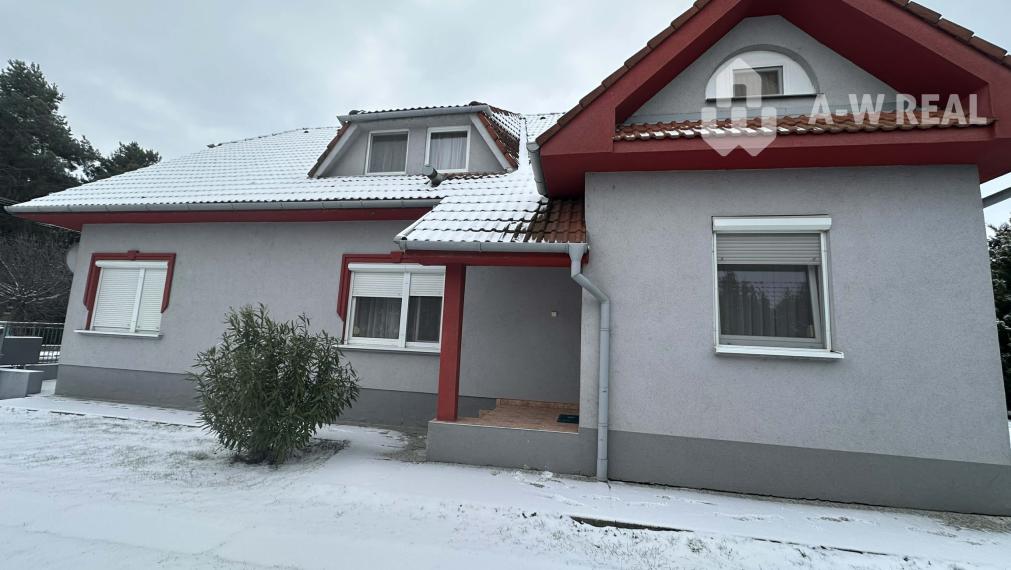 0918/197 701 Na predaj 2 generačný , 6 izbový poschodový dom s 2 samostatnými kuchyňami s veľkým pozemkom v obci Dolný Štál