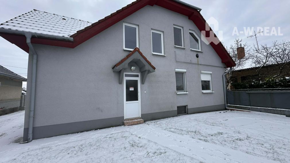 0918/197 701 Na predaj 2 generačný , 6 izbový poschodový dom s 2 samostatnými kuchyňami s veľkým pozemkom v obci Dolný Štál