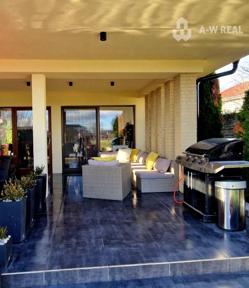 Výnimočný, luxusný, kompletne zariadený 4-i rodinný dom, krásnym veľkorysým pozemkom + vedľajšia budova: letná kuchyňa s krytou terasou v obci Vydrany