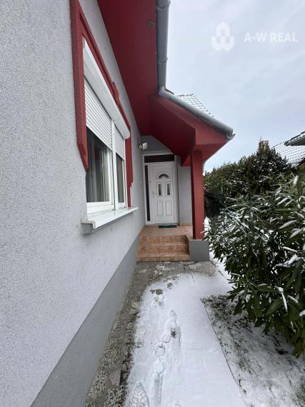 0918/197 701 Na predaj 2 generačný , 6 izbový poschodový dom s 2 samostatnými kuchyňami s veľkým pozemkom v obci Dolný Štál