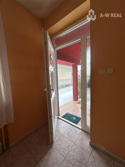 0918/197 701 Na predaj 2 generačný , 6 izbový poschodový dom s 2 samostatnými kuchyňami s veľkým pozemkom v obci Dolný Štál