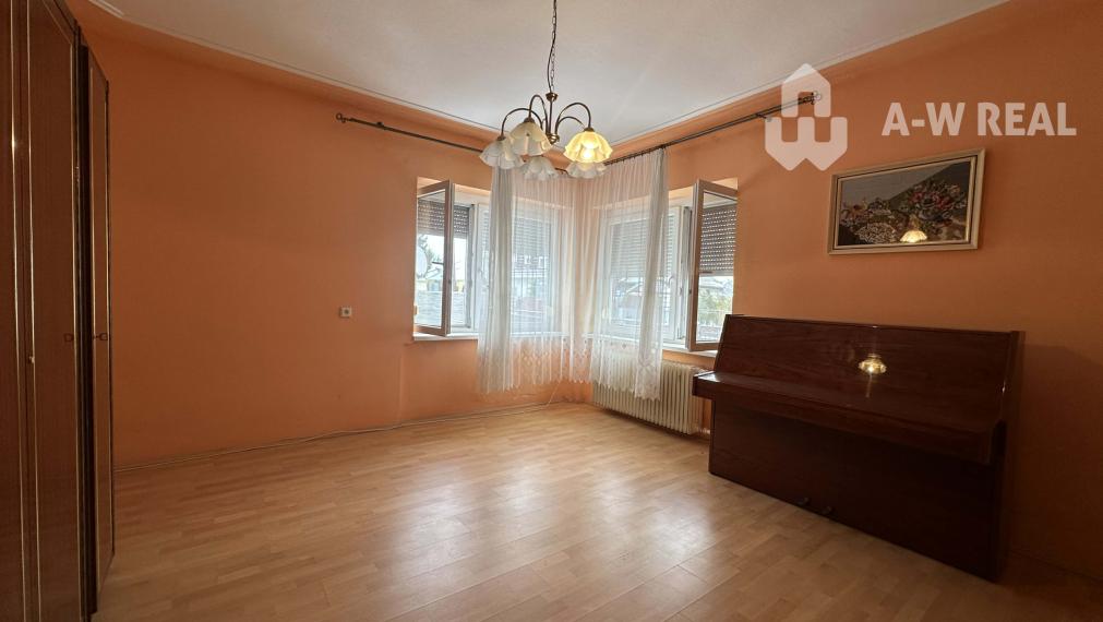 0918/197 701 Na predaj 2 generačný , 6 izbový poschodový dom s 2 samostatnými kuchyňami s veľkým pozemkom v obci Dolný Štál