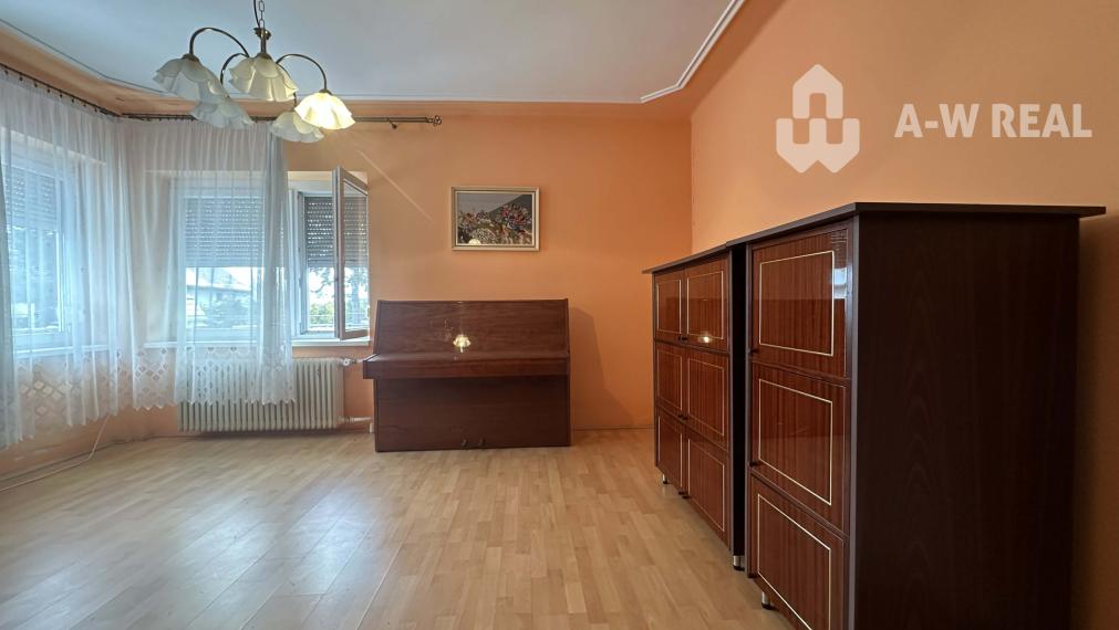 0918/197 701 Na predaj 2 generačný , 6 izbový poschodový dom s 2 samostatnými kuchyňami s veľkým pozemkom v obci Dolný Štál