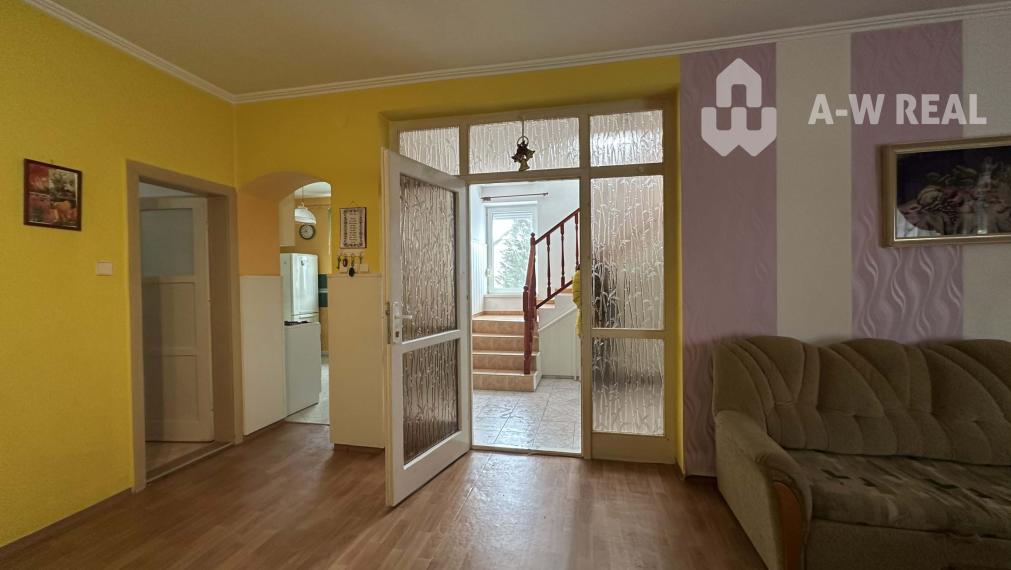 0918/197 701 Na predaj 2 generačný , 6 izbový poschodový dom s 2 samostatnými kuchyňami s veľkým pozemkom v obci Dolný Štál