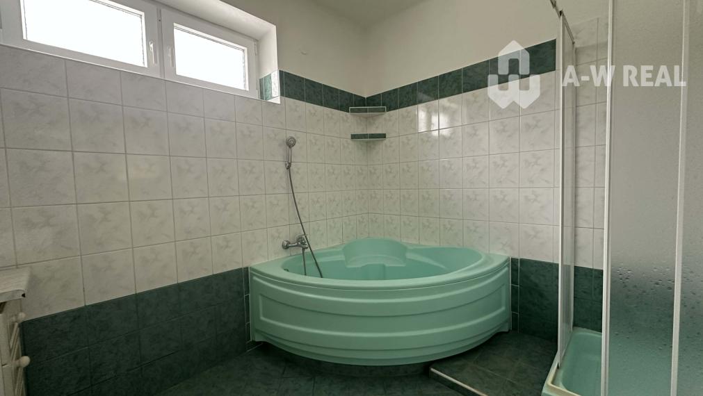 0918/197 701 Na predaj 2 generačný , 6 izbový poschodový dom s 2 samostatnými kuchyňami s veľkým pozemkom v obci Dolný Štál