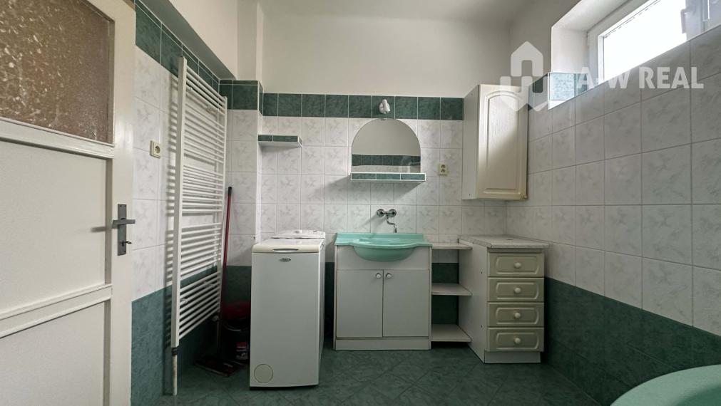 0918/197 701 Na predaj 2 generačný , 6 izbový poschodový dom s 2 samostatnými kuchyňami s veľkým pozemkom v obci Dolný Štál