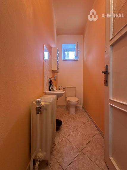 0918/197 701 Na predaj 2 generačný , 6 izbový poschodový dom s 2 samostatnými kuchyňami s veľkým pozemkom v obci Dolný Štál