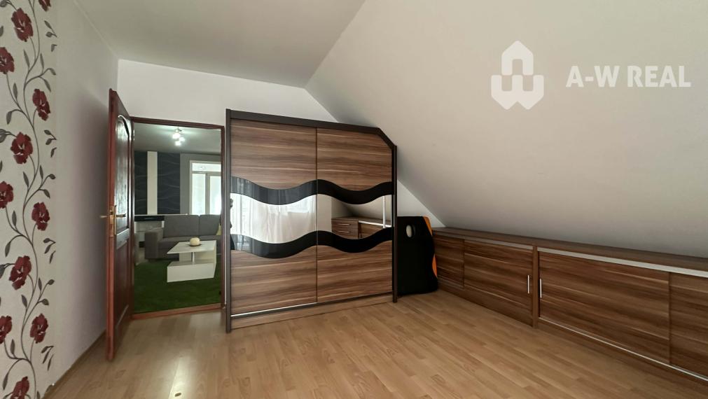 0918/197 701 Na predaj 2 generačný , 6 izbový poschodový dom s 2 samostatnými kuchyňami s veľkým pozemkom v obci Dolný Štál