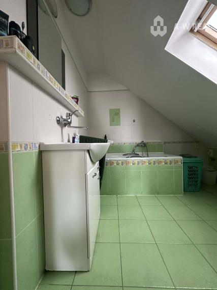 0918/197 701 Na predaj 2 generačný , 6 izbový poschodový dom s 2 samostatnými kuchyňami s veľkým pozemkom v obci Dolný Štál